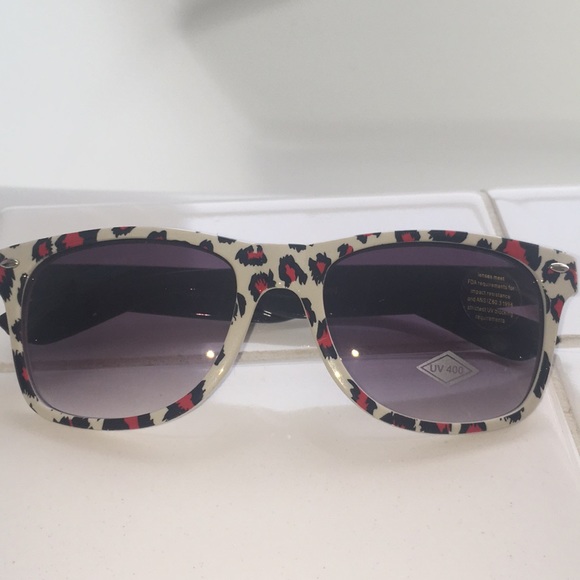 Red black and white cheetah print sunglasses - Picture 1 of 5